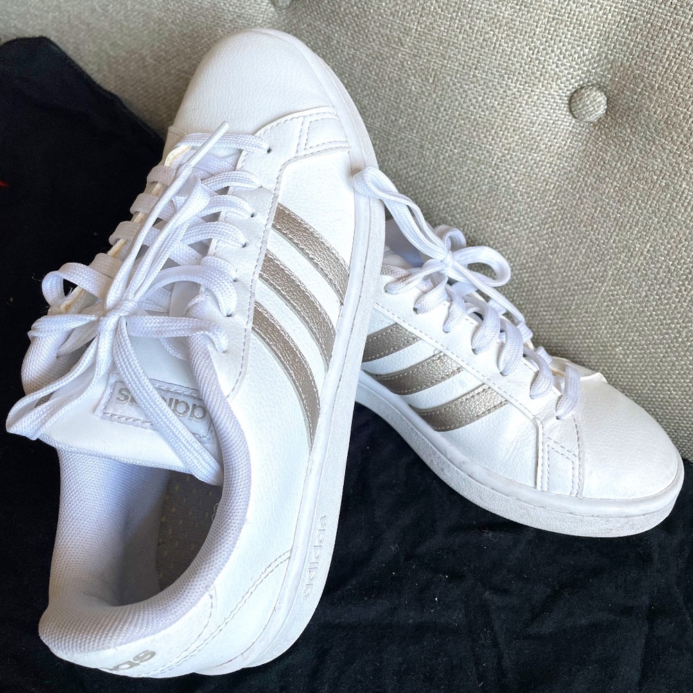 Adidas Grand Court Sneaker with Gold Stripes!